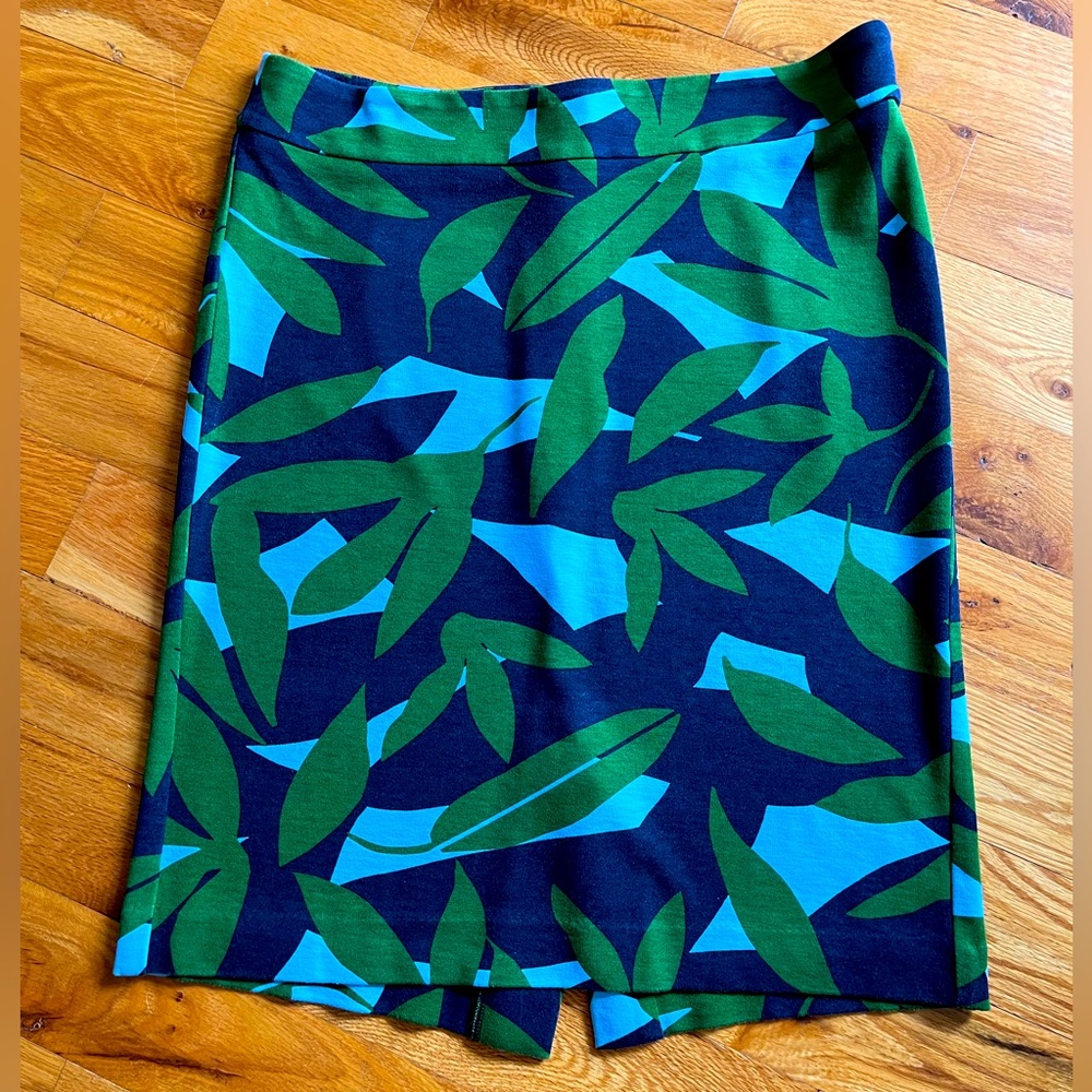 🪷 Ann Taylor Knee Length Floral Skirt